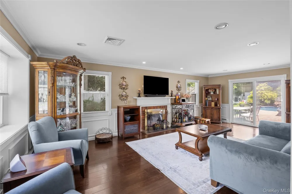 6 Stratton Lane Stony Brook, NY 11790