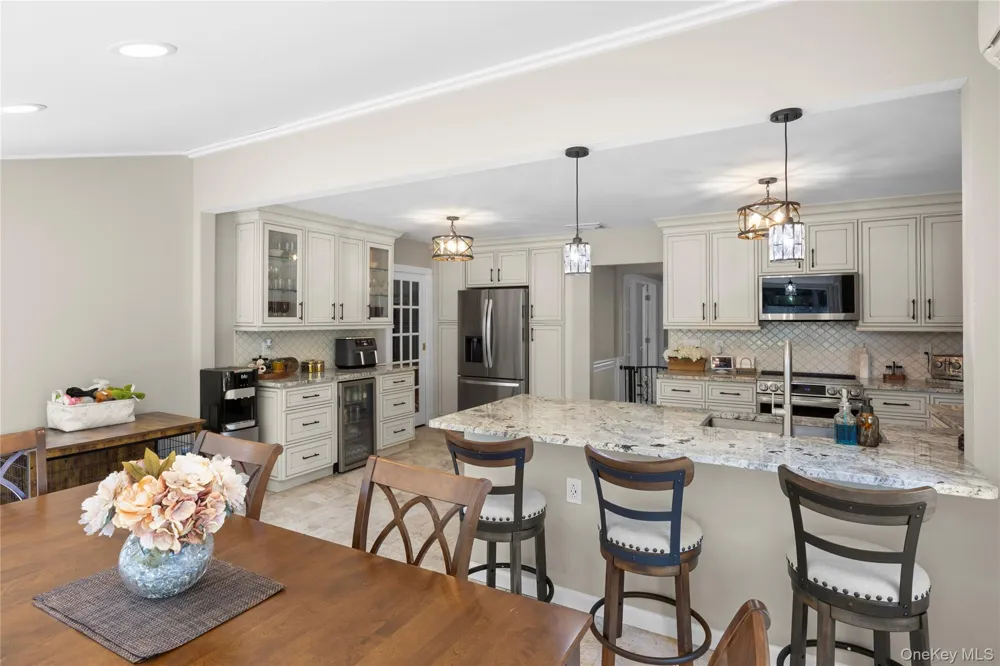 6 Stratton Lane Stony Brook, NY 11790