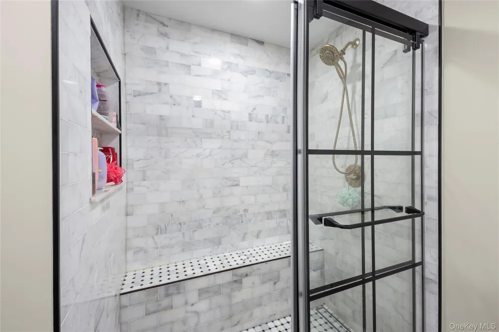 6 Stratton Lane Stony Brook, NY 11790