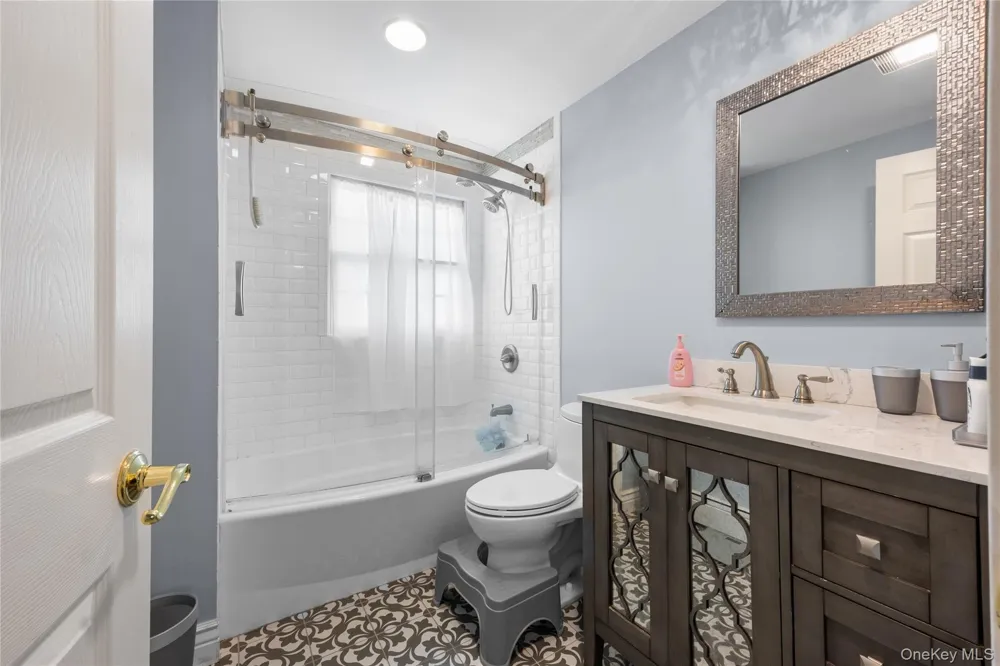 6 Stratton Lane Stony Brook, NY 11790