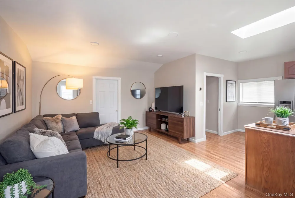 6 Stratton Lane Stony Brook, NY 11790