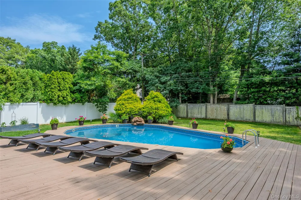 6 Stratton Lane Stony Brook, NY 11790