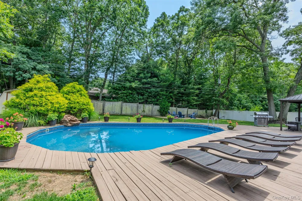 6 Stratton Lane Stony Brook, NY 11790