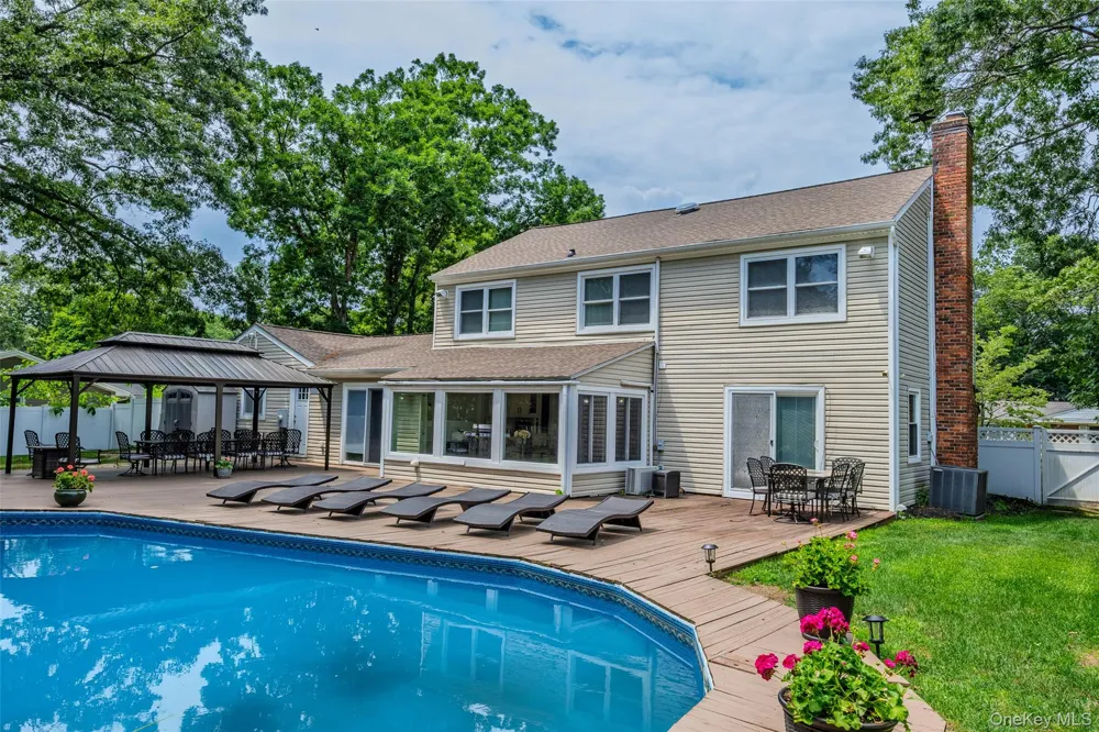 6 Stratton Lane Stony Brook, NY 11790