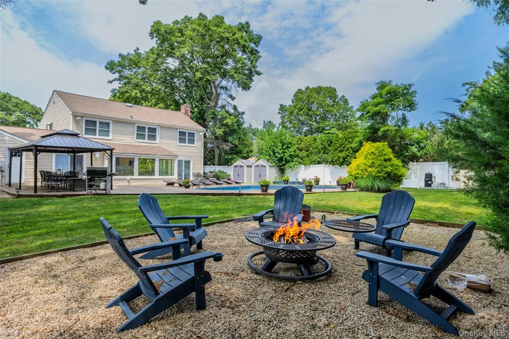 6 Stratton Lane Stony Brook, NY 11790