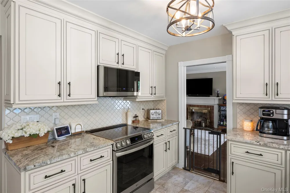 6 Stratton Lane Stony Brook, NY 11790