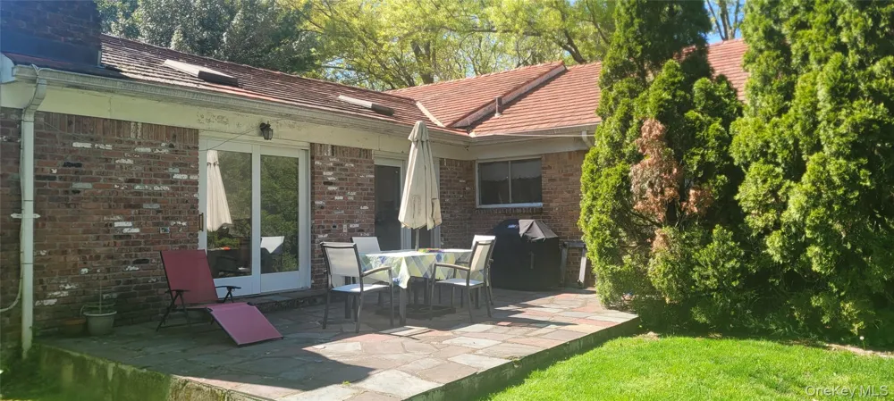 15 Somerset Drive S Great Neck, NY 11020