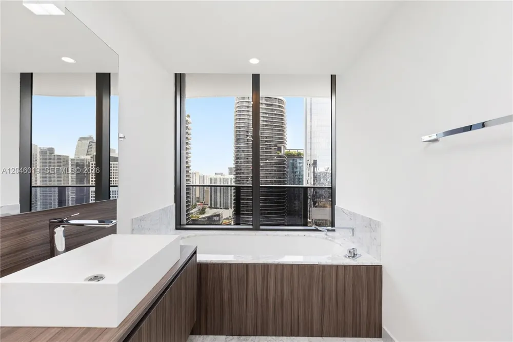 1000 Brickell Plz #4015 Miami, FL 33131