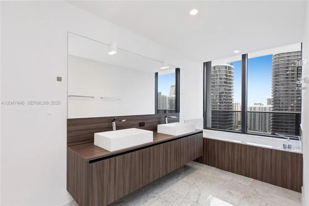 1000 Brickell Plz #4015 Miami, FL 33131