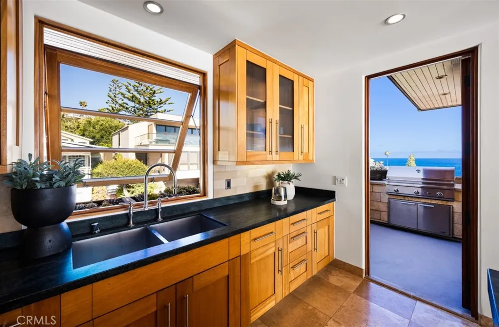 2615 Victoria Laguna Beach, CA 92651