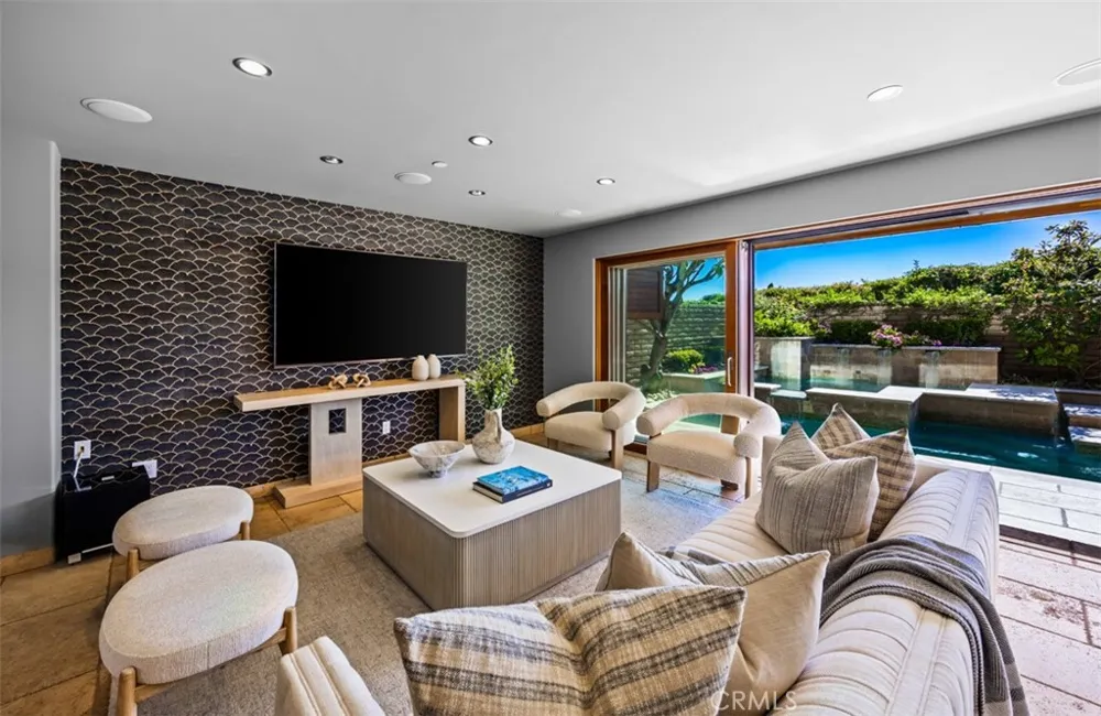 2615 Victoria Laguna Beach, CA 92651