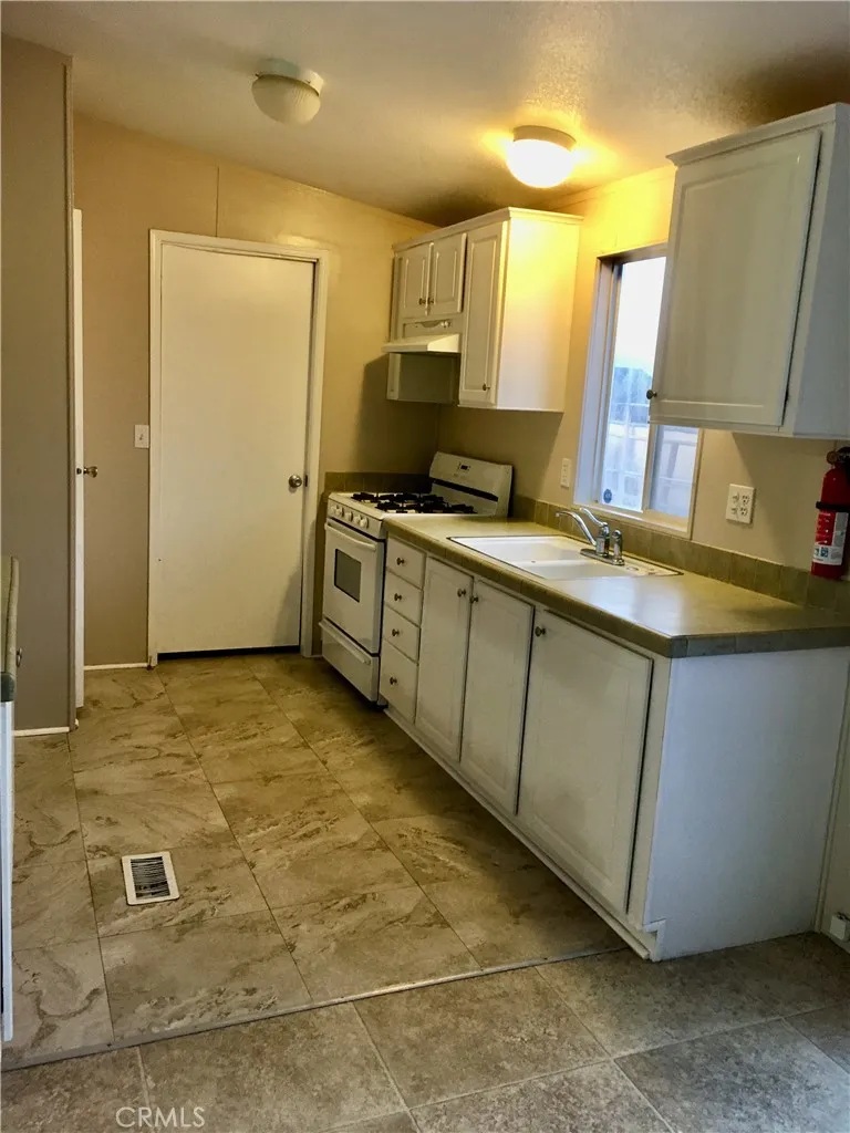 14121 Lakota Apple Valley, CA 92307