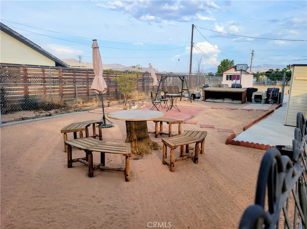 14121 Lakota Apple Valley, CA 92307