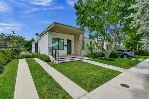 180 SW 38th Ct
