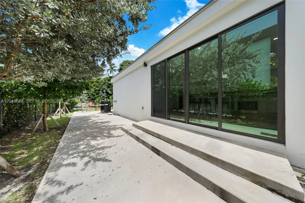 180 SW 38th Ct Miami, FL 33134