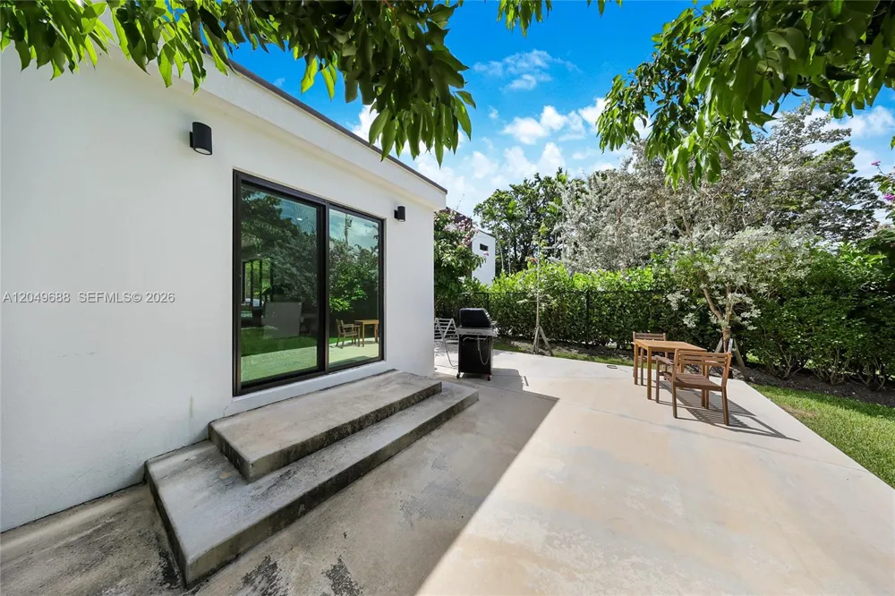 180 SW 38th Ct Miami, FL 33134