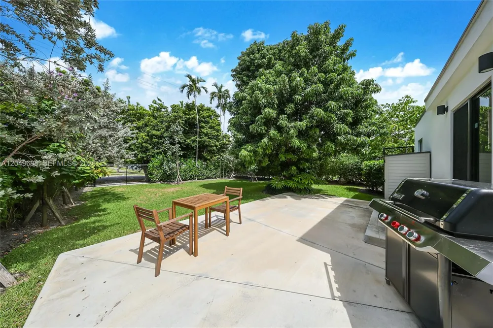 180 SW 38th Ct Miami, FL 33134