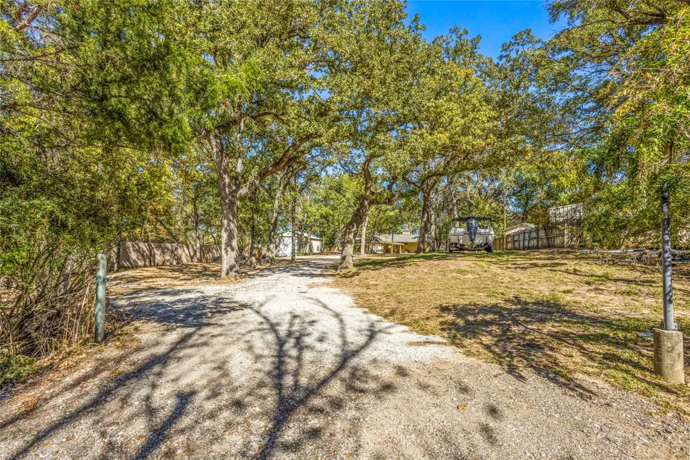 916 Kimbrough Road Azle, TX 76020