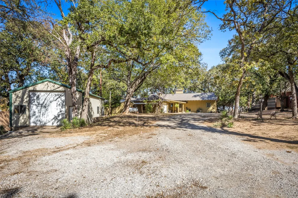 916 Kimbrough Road Azle, TX 76020