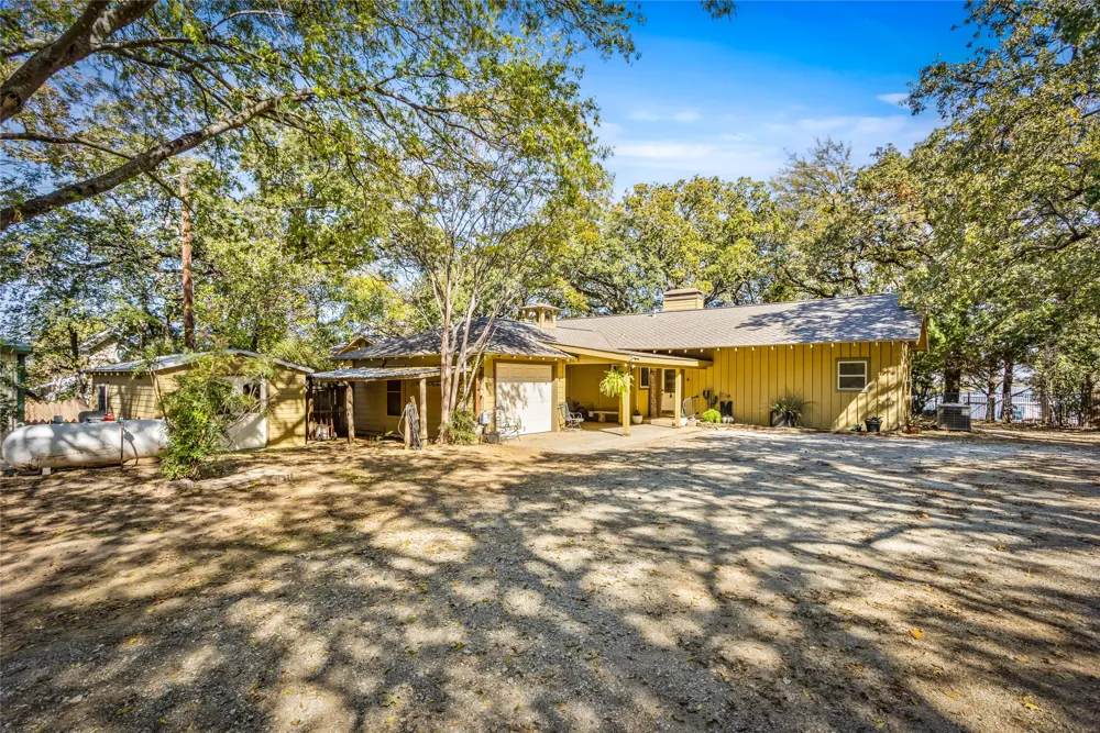 916 Kimbrough Road Azle, TX 76020
