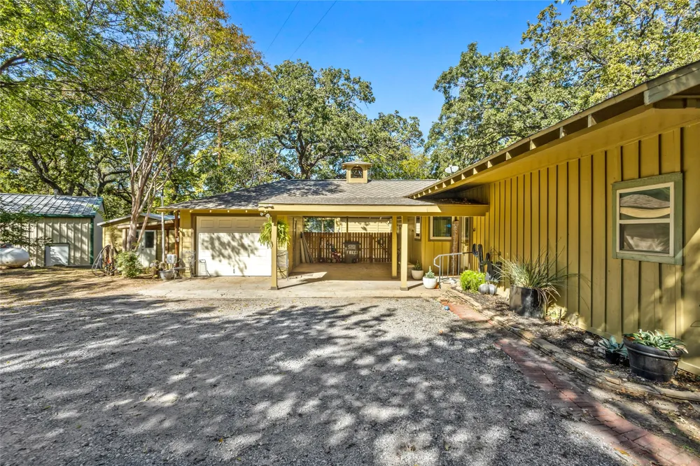 916 Kimbrough Road Azle, TX 76020