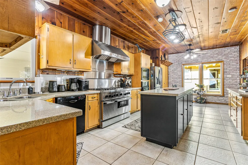 916 Kimbrough Road Azle, TX 76020