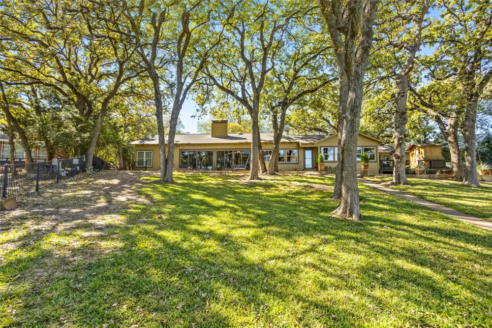 916 Kimbrough Road Azle, TX 76020
