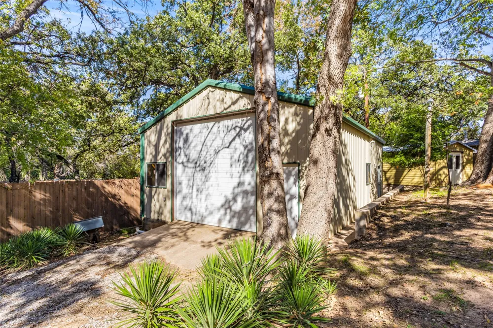 916 Kimbrough Road Azle, TX 76020