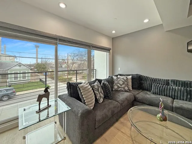 308 S MESQUITE ST Unit 4 San Antonio, TX 78203