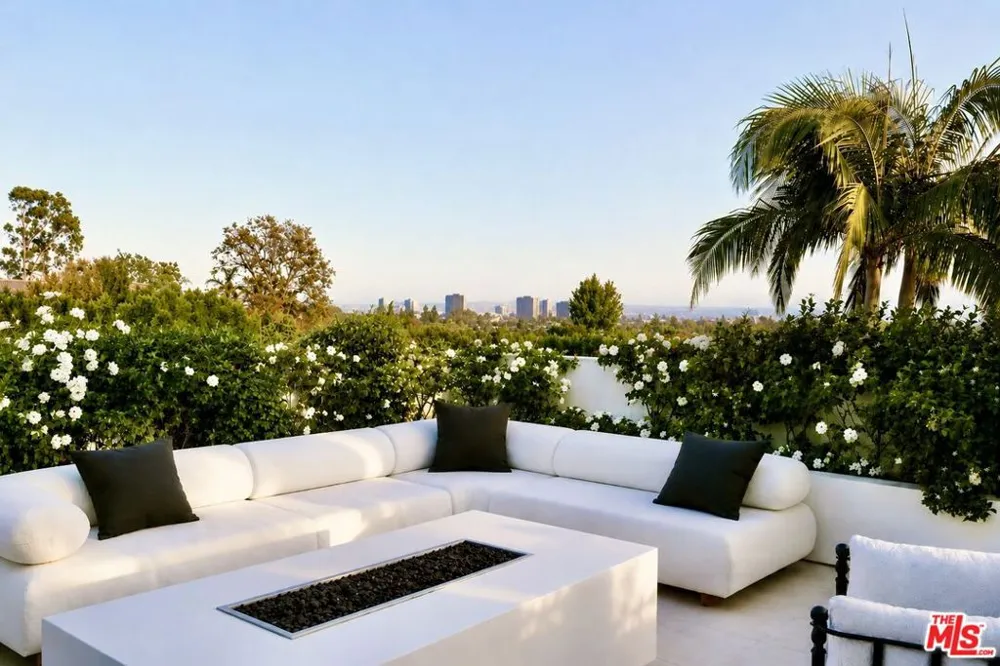1748 Correa Way Los Angeles, CA 90049