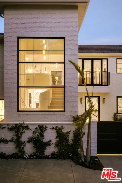 1748 Correa Way Los Angeles, CA 90049