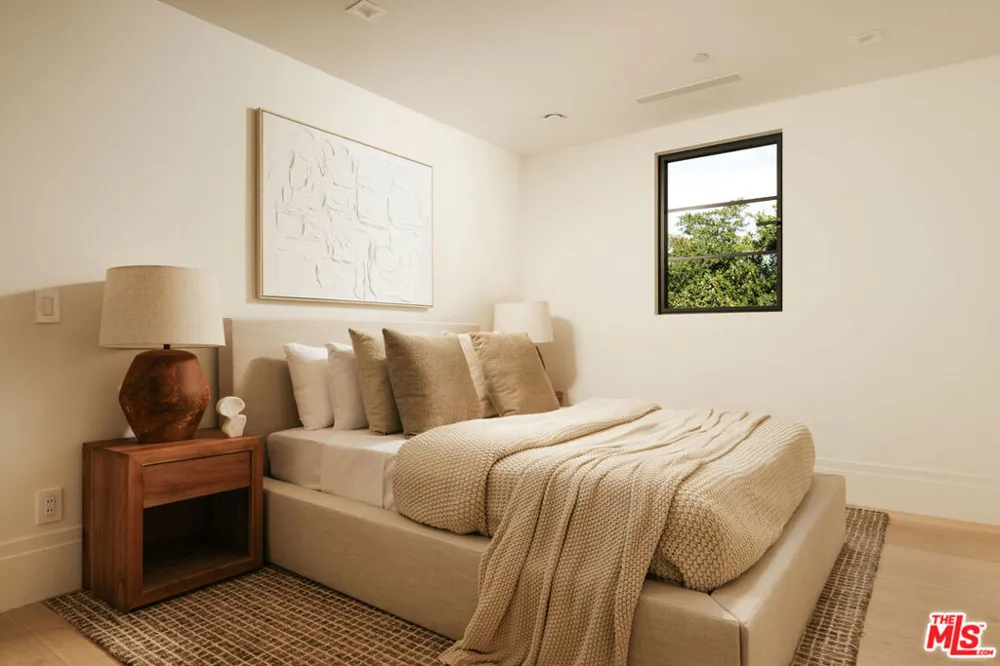 1748 Correa Way Los Angeles, CA 90049
