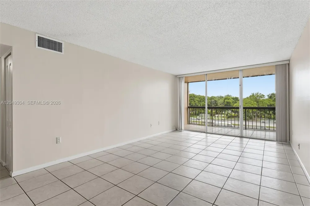 10425 SW 112th Ave #302 Miami, FL 33176
