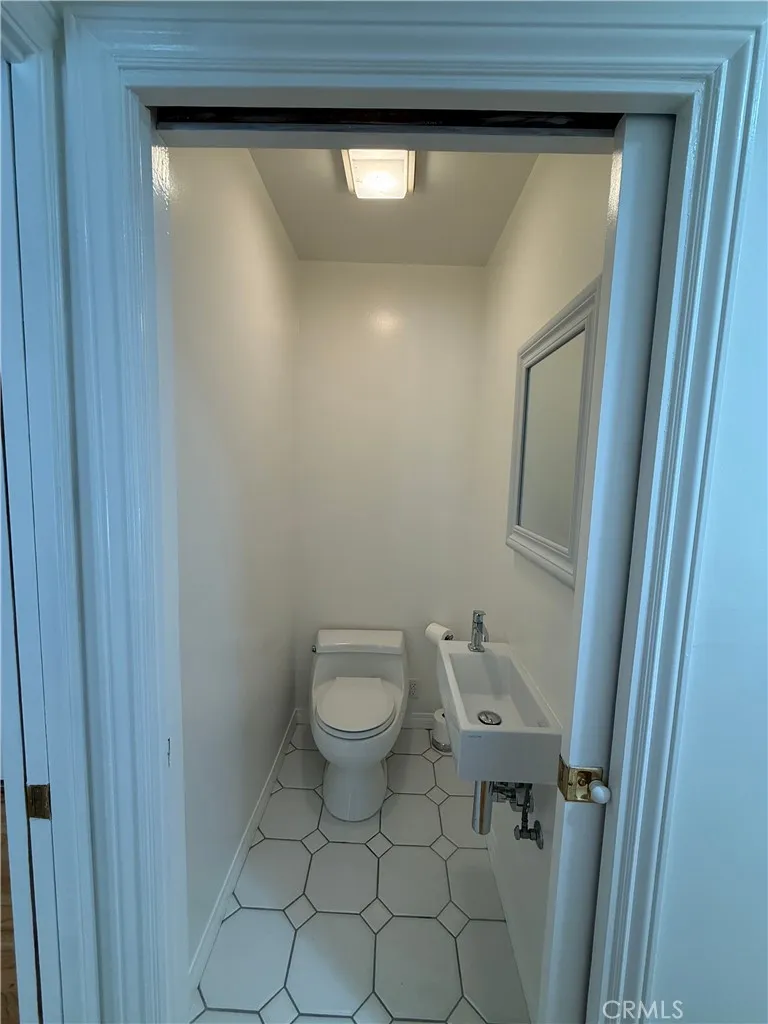 18836 La Amistad Tarzana, CA 91356