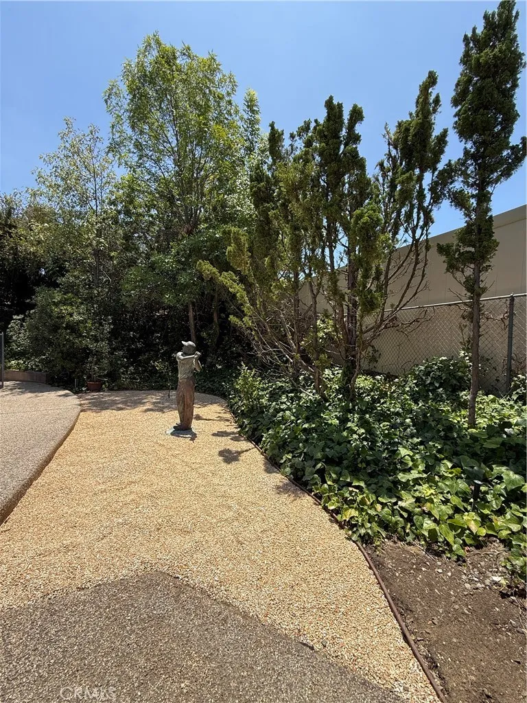 18836 La Amistad Tarzana, CA 91356