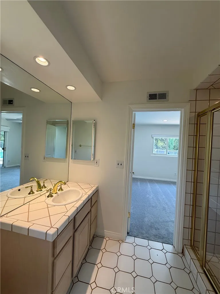 18836 La Amistad Tarzana, CA 91356