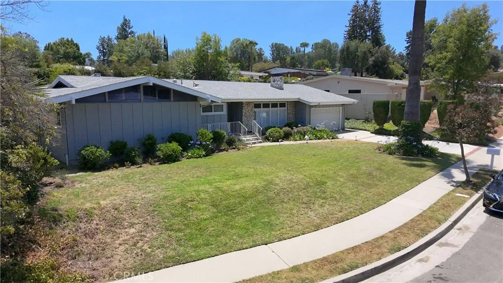 18836 La Amistad Tarzana, CA 91356