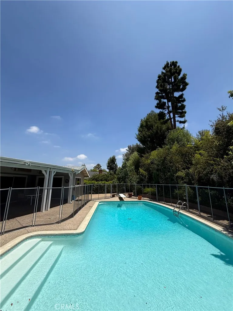 18836 La Amistad Tarzana, CA 91356