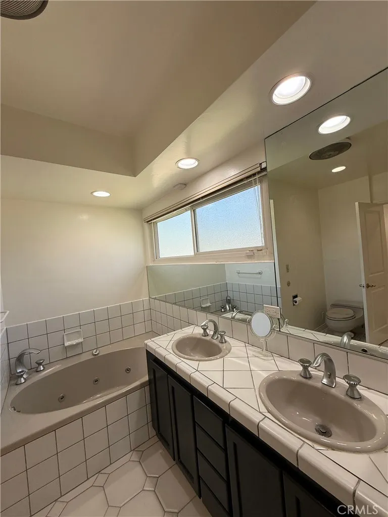 18836 La Amistad Tarzana, CA 91356