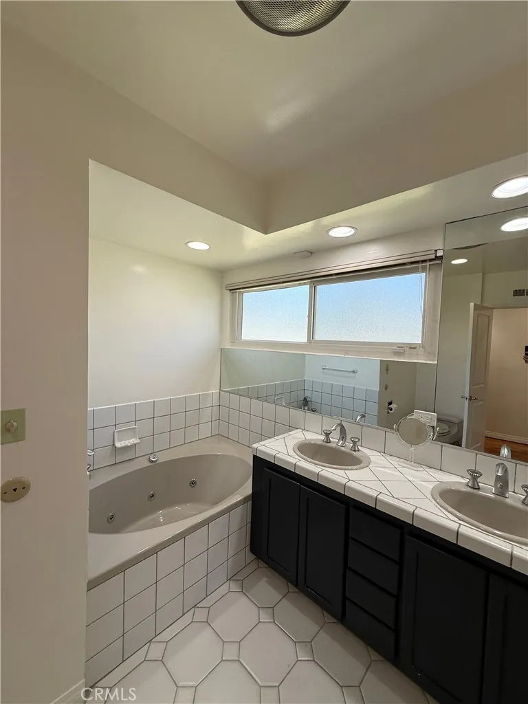 18836 La Amistad Tarzana, CA 91356