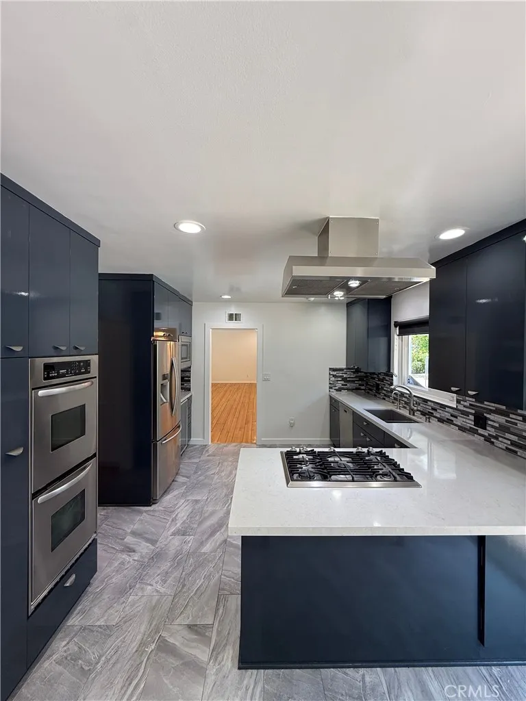 18836 La Amistad Tarzana, CA 91356