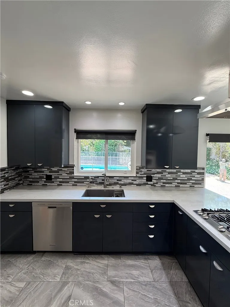 18836 La Amistad Tarzana, CA 91356