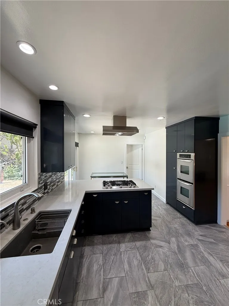 18836 La Amistad Tarzana, CA 91356