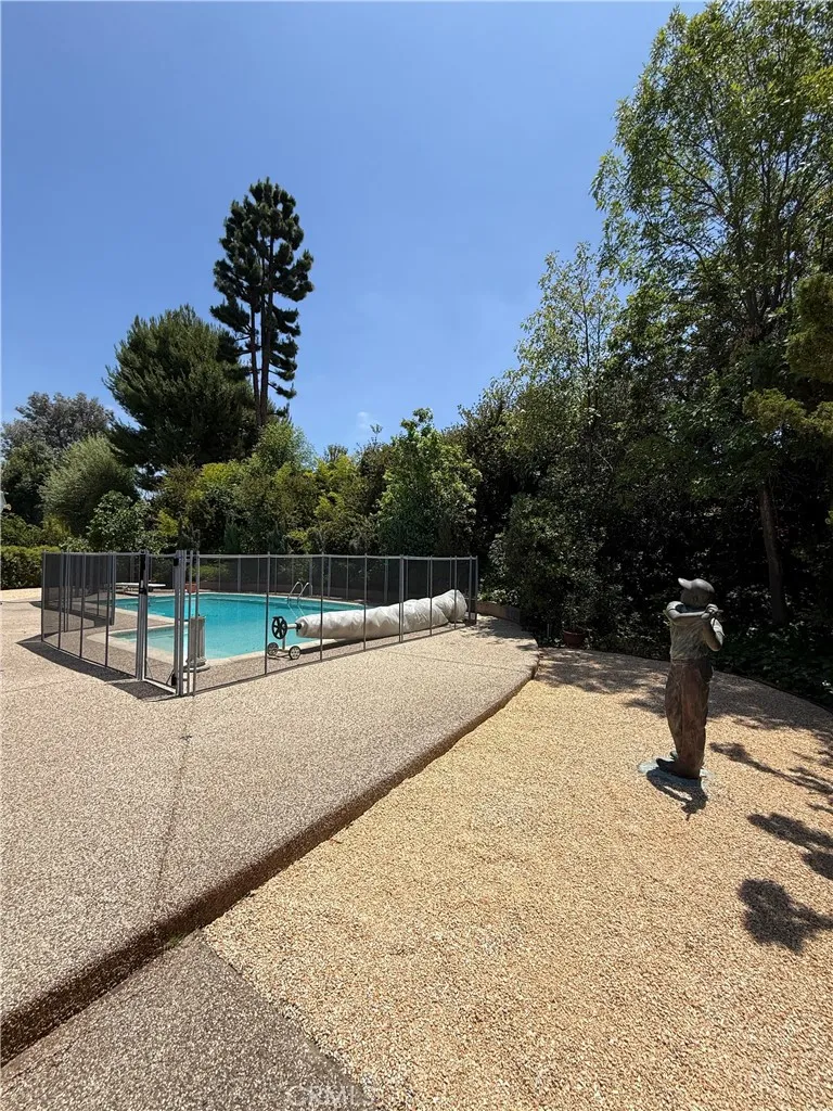 18836 La Amistad Tarzana, CA 91356