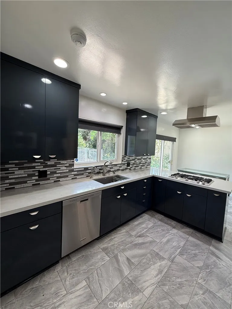 18836 La Amistad Tarzana, CA 91356