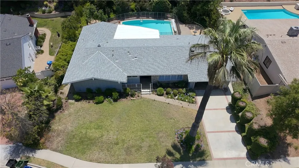 18836 La Amistad Tarzana, CA 91356
