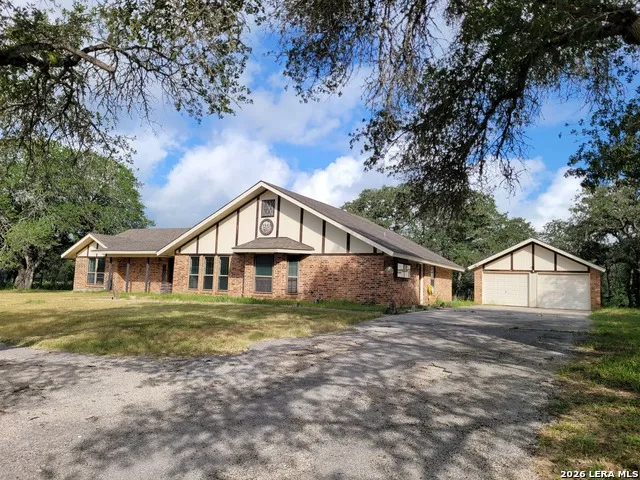 110 Post Oak Floresville, TX 78114