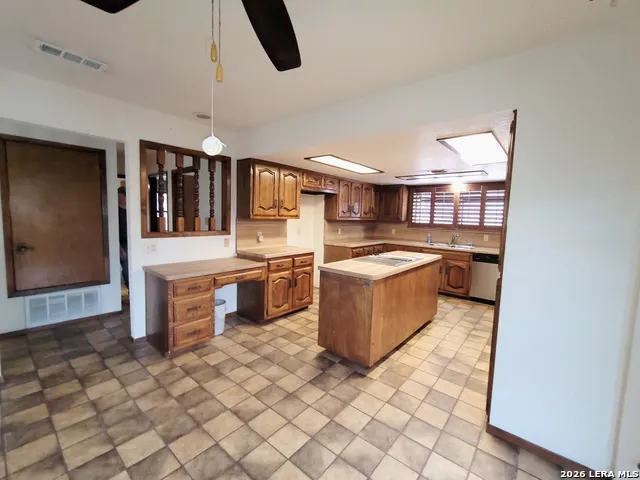 110 Post Oak Floresville, TX 78114