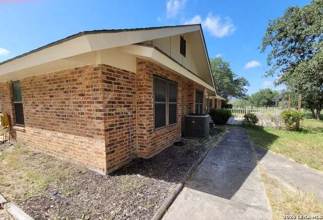 110 Post Oak Floresville, TX 78114