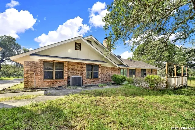 110 Post Oak Floresville, TX 78114
